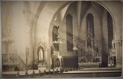 Az 1909-ben épült új templom belső, a régi Starhemberg oltárképpel (csillár mögött)